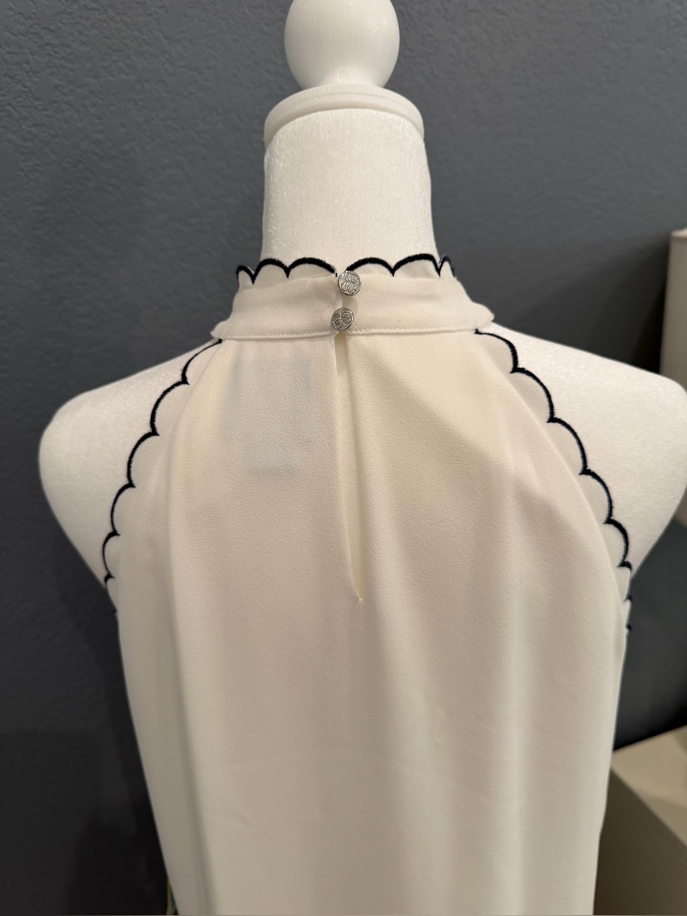 CeCe NWT Soft Ecru Scalloped Tie-Neck Halter Shift Dress Size 6 - Picture 3 of 6